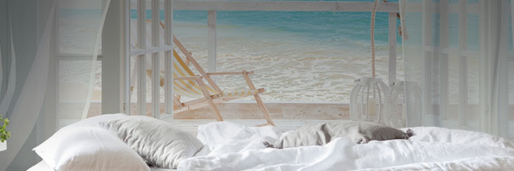 Белая спальня с окном с видом на пляж обои