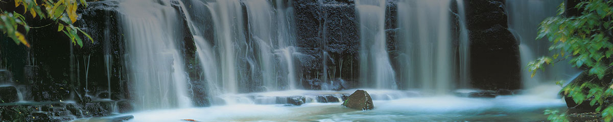Einsamer Wasserfall Fototapete 
