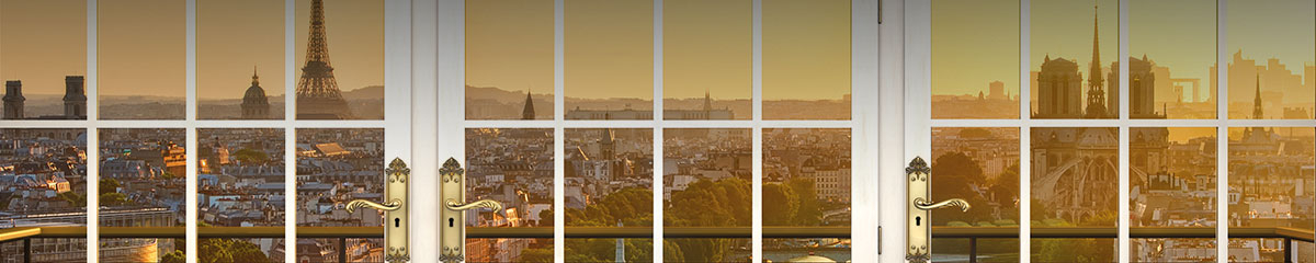 Weiße Glastür mit Sicht auf Skyline von Paris