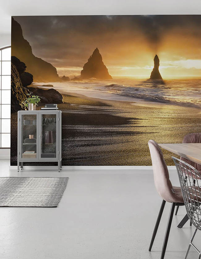 minimalistisches Esszimmer mit Sonnenuntergangstapete an Strand
