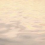 Image de la surface de l'eau au coucher du soleil