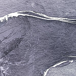 Tintenblaues Aquarellbild mit weißer Linie