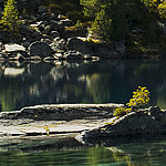 Kleiner See mit großen Steinen drumherum