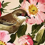 Pájaro marrón entre flores rosas