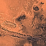 Крупный план Марса в оранжевом цвете с черными акцентами