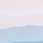 Abstrakte Weitsicht auf Hügellandschaft in blau-rosa