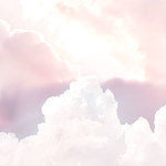 Розовое небо с облаками и солнечным светом