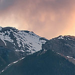 Panorama de montagne avec un peu de neige dans le soleil rose du soir