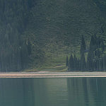 Lac au milieu d'un paysage de montagne