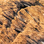Gros plan sur un rocher brun