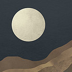 Светящаяся луна на фоне темно-коричневого горного пейзажа