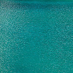 Türkisfarbene Wasseroberfläche mit leichten Wellen