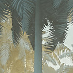 Au centre, haut tronc d'arbre d'un palmier, autres palmiers à l'arrière-plan