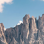 Graue Felsen mit blauem Himmel