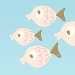 Vier, rosa gemalte Fische in blauem Gewässer schwimmend