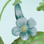 Синий цветок на зеленом стебле