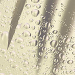 Wassertropfen auf Glas mit Schatten eines Palmenblattes - View 1
