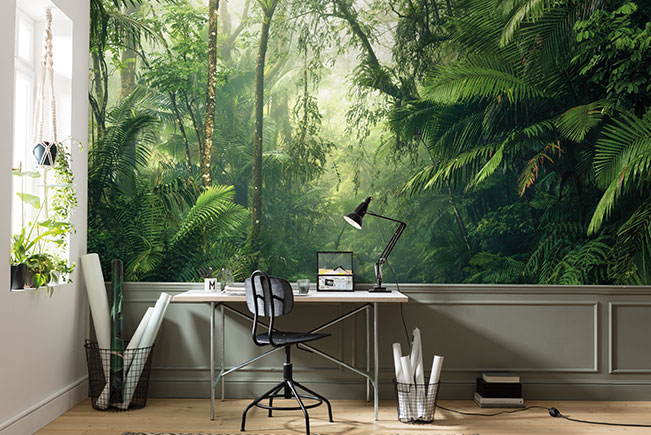 Arbeitszimmer mit grüner Dschungeltapete