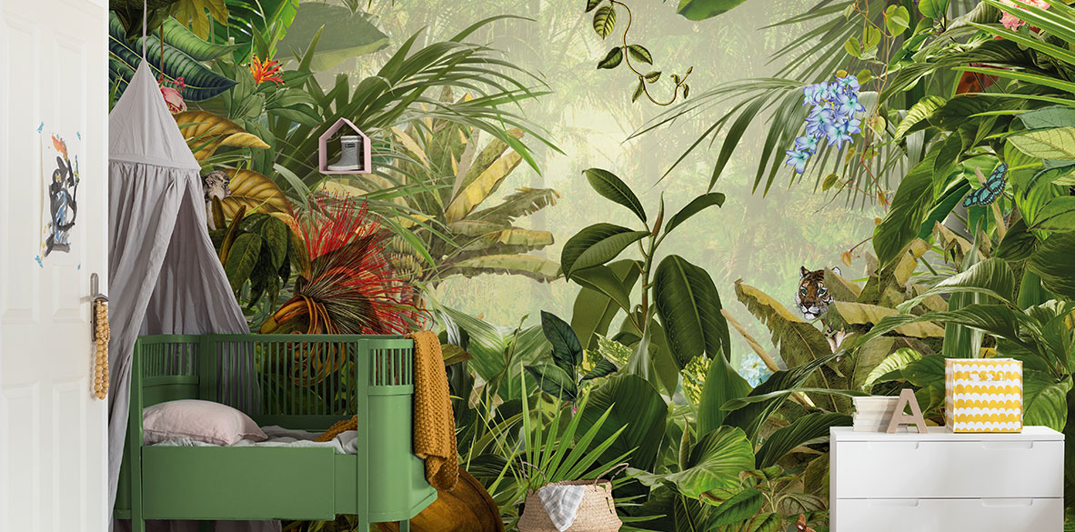 Babyzimmer mit grüner Dschungeltapete